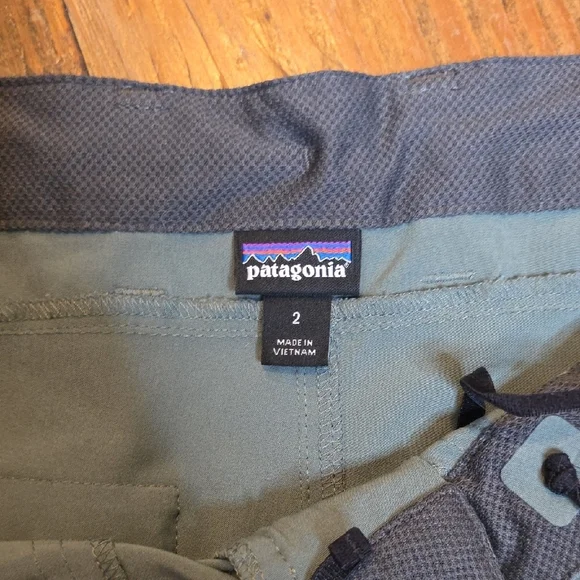 Patagonia Women's Sage Green Cargo Shorts Size 2 - Picture 2 of 6